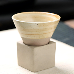Керамічна кавова чашка у вигляді конуса